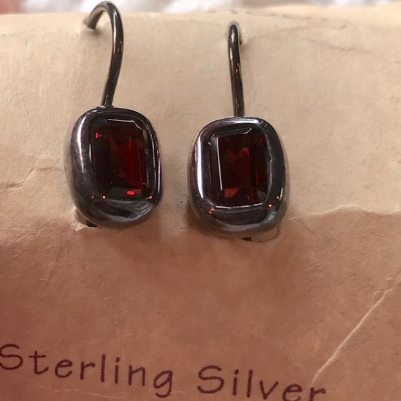 🌺Beautiful Sterling Silver earrings w/ Red stone - Picture 4 of 8